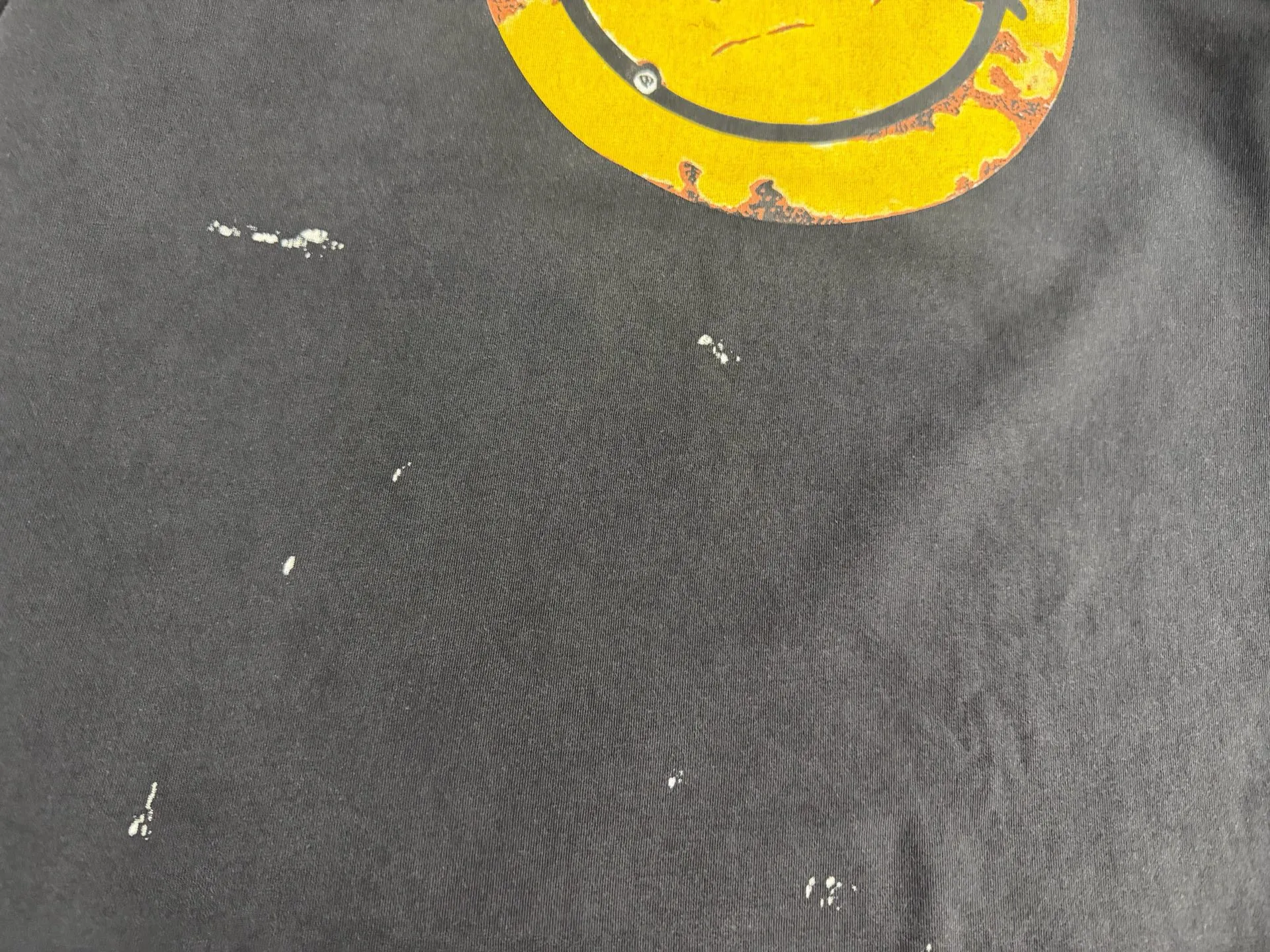 ❥8036#P140 Saint Mxxxxxx ✖️KLF New Old Smiley Face Made of double-yarn double-ply cotton batik fabric 290g, comfortable and breathable to wear. Stiff silhouette, full of street feel, loose fit. Craftsmanship: semi-water slurry printing + graffiti + spray coding, batik and wash. Size: (S-M-L-XL) Color: Washed black